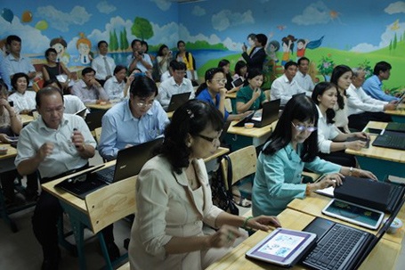 Bị đồn “hậu thuẫn” cho đề án máy tính bảng, Tổng giám đốc AIC lên tiếng - 1 Các thầy cô giáo trải nghiệm máy tính bảng tại hội thảo ngày 18/8