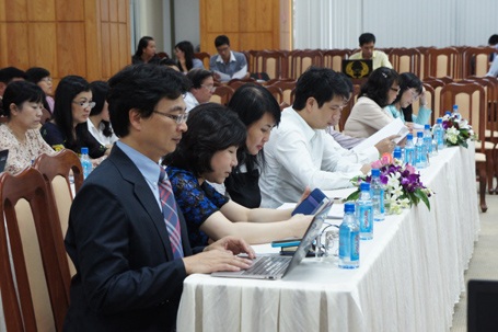 Bị đồn “hậu thuẫn” cho đề án máy tính bảng, Tổng giám đốc AIC lên tiếng - 3 Bà Nhàn tham dự hội thảo với tư cách khách mời(bà Nhàn ngồi cạnh chuyên gia đến từ Đài Loan)