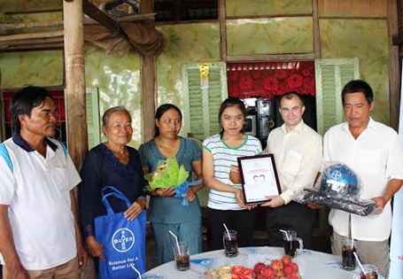 Bayer Việt Nam đồng hành các tân sinh viên nhập học - 1 Đại diện công ty Bayer Việt Nam trao phần quà khuyến học cho con em hộ nuôi tôm tại Sóc Trăng.