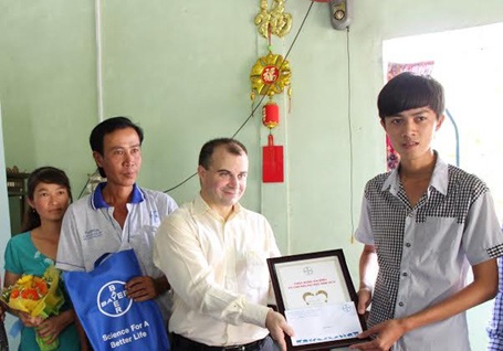 Bayer Việt Nam đồng hành các tân sinh viên nhập học - 2 Ông Sylvain Paul Lacladere trao quà và chúc mừng em Nguyễn Khánh Duy.