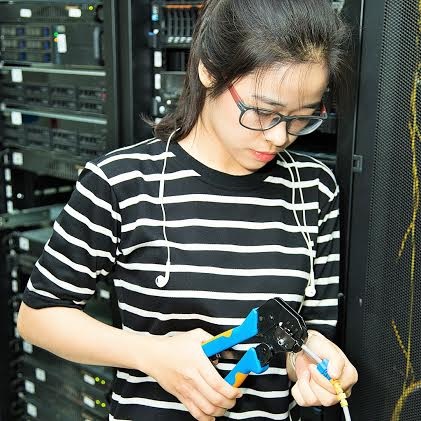 Ngành Mạng máy tính với sinh viên nữ - 2 Nữ sinh viên trong giờ thực hành trong phòng máy