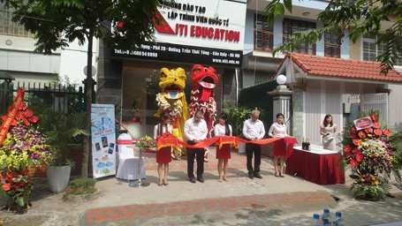AiTi Education khai trương cơ sở 3 tại Cầu Giấy - 1 Cắt băng khánh thành khai trương AiTi Education cơ sở 3.