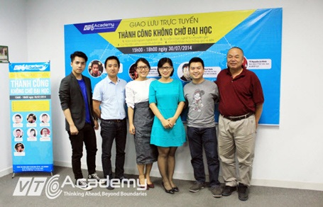 Bằng cấp không phải là thước đo lớn nhất để tuyển dụng - 1 Các khách mời tham dự chương trình GLTT “Thành công không chờ Đại học”.
