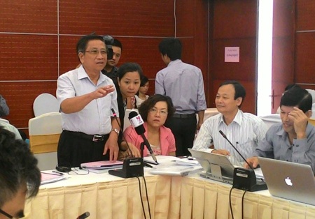 Giáo sư Nguyễn Minh Thuyết phát biểu tại hội thảo