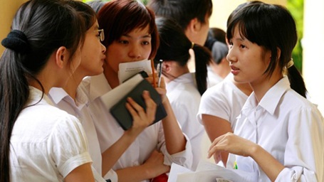 GS Ngô Bảo Châu: Nên giữ thi đại học, bỏ thi tốt nghiệp - 2 Thí sinh dự thi đại học tại Hà Nội năm 2014. (Ảnh: Hồng Vĩnh)
