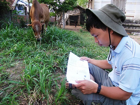 “Cậu bé chăn bò” lập kỳ tích - 1 “Cậu bé chăn bò” tranh thủ mọi lúc, mọi nơi để ôn bài, đọc sách