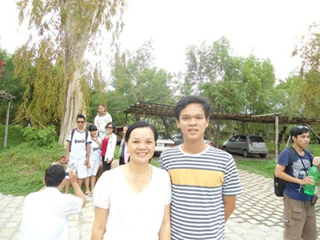 Thủ khoa ĐH Nông lâm TPHCM: Mong trở thành bác sĩ thú y - 1 Trọng Kha và mẹ.