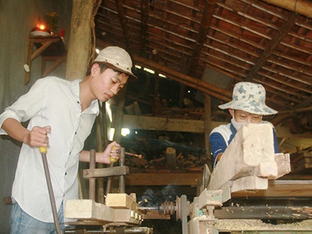 “Thủ khoa đại học bây giờ ra sao?”: Tin ở tương lai - 1 Tân kỹ sư Lê Tấn Danh phụ bố làm mộc sau khi tốt nghiệp trở về nhà. (Ảnh: Trần Thường)
