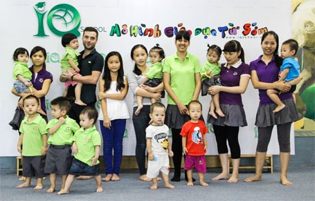 Con gái GS. Ngô Bảo Châu giao lưu tiếng Anh tại trường Mầm non IQ - 4 Hai con gái GS Ngô Bảo Châu chụp ảnh lưu niệm với các bé, cô giáo của Trường Mầm non IQ