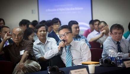 GS Ngô Bảo Châu: Nên giữ thi đại học, bỏ thi tốt nghiệp - 1 GS Ngô Bảo Châu phát biểu tại Hội thảo Đối thoại giáo dục 2014 vừa được tổ chức tại TPHCM. (Ảnh: PV
