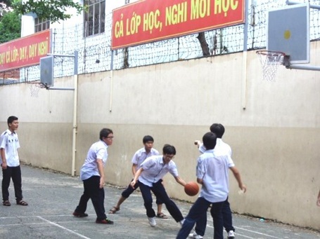 Một trường THPT có hơn 35 thủ khoa, á khoa đại học - 2 Học sinh trường THPT Dân lập Nguyễn Khuyến giải trí sau những giờ học căng thẳng. (Ảnh: Minh Thi)