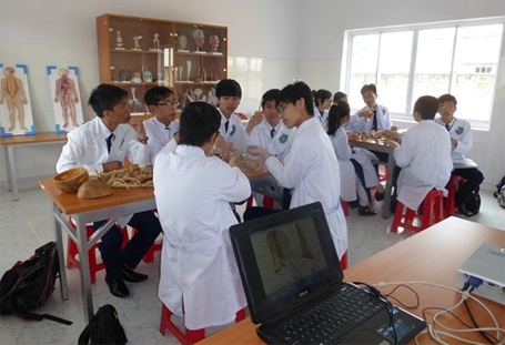 Đại học Tân Tạo - đại học Mỹ tại Việt Nam - 4 Sinh viên Y