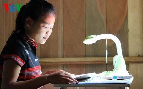 Cô gái dân tộc Cơ Tu vượt khó thi đỗ Đại học với số điểm rất cao - 2 Cô gái dân tộc Cơ Tu vượt khó thi đỗ Đại học với số điểm rất cao