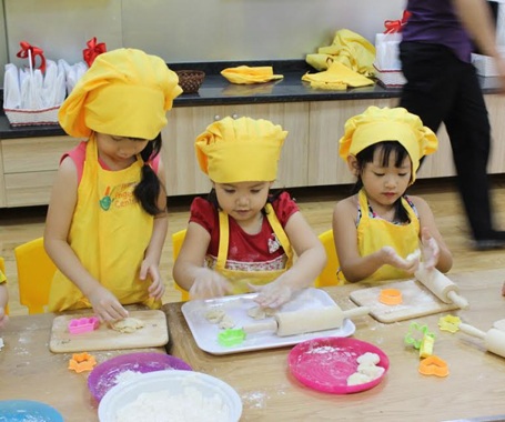 Lễ khai giảng đầu tiên của trường mầm non mang cái tên lạ - 7 Lớp Quế Chi (3-6 tuổi) học làm bánh dẻo trong phòng Nấu Ăn