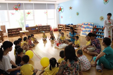 Lễ khai giảng đầu tiên của trường mầm non mang cái tên lạ - 8 Lớp Quế Chi (3-6 tuổi) học làm bánh dẻo trong phòng Nấu Ăn