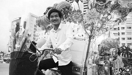 Bán bóng bay mở lớp tiếng Anh miễn phí - 1 Hằng ngày Phạm Minh Đáp cùng chiếc xe đạp đi khắp các con phố bán hàng rong mưu sinh