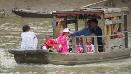 Chuyến đò ngang chở học sinh đi học tại huyện Cần Giờ, TPHCM