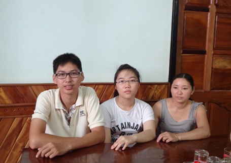 Chàng thủ khoa mồ côi nuôi ước mơ trở thành bác sĩ - 2 Chàng thủ khoa Nguyễn Văn Huỳnh bên em gái và mẹ