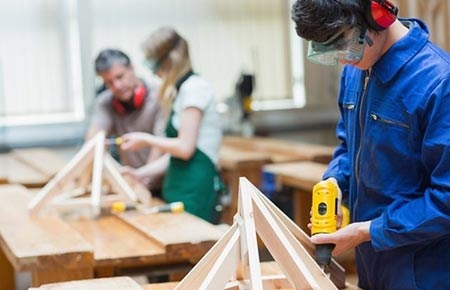 Giáo dục Đức: Nhân bản, thực tiễn - 1 Vào đại học không phải là con đường duy nhất để tuổi trẻ Đức tỏa sáng. (Ảnh minh họa: Businessweek)