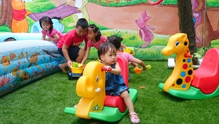 Thiếu trầm trọng giáo viên mầm non nhưng không được tuyển - 1 Giờ ra chơi của các bé tại nhà trẻ mẫu giáo Sóc Nhí - Bùi Xương Trạch - Hà Nội. (Ảnh: Như Ý)