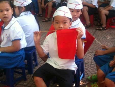 Vẻ ngơ ngác,Ġhồn nhiên của trẻ vào lớp 1.