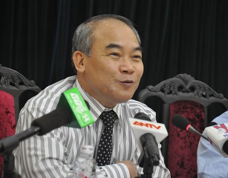Thứ trưởng Bộ GD-ĐT Nguyễn Vinh Hiển trả lời các câu hỏi của phóng viên tại buổi họp