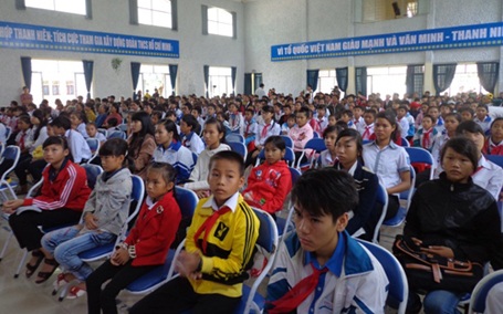 Trao 444 suất học bổng “Tiếp sức đến trường” đến trẻ em nghèo hiếu học - 1 444 học sinh nghèo nhận học bổng sáng nay 12/9