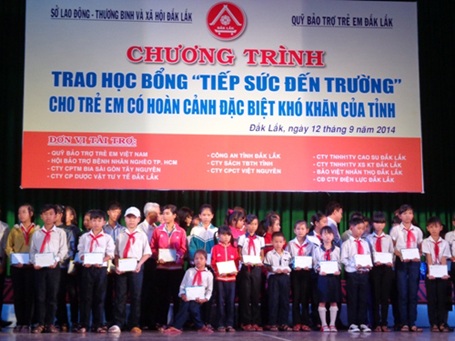 Trao 444 suất học bổng “Tiếp sức đến trường” đến trẻ em nghèo hiếu học - 2 Trao học bổng cho các em nhân dịp năm học mới