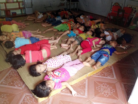 Không được đến trường vì... đã lên 3 - 2 Nhà kho và nhà để xe tang được cải tạo để làm phòng học cho các bé