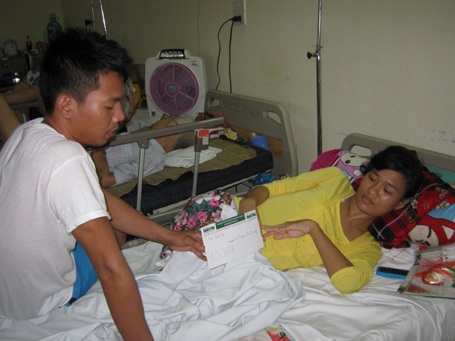 Em Trương Thị Hương và anh trai Trương Công Hùng nhận quà của bạn đọc Sanh Diệp