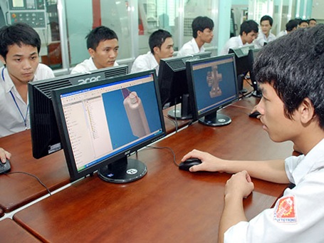 Băn khoăn hệ cao đẳng đổi chủ - 1 Sinh viên Trường CĐ Kỹ thuật Cao Thắng trong giờ thực hành. (Ảnh: Tấn Thạnh)