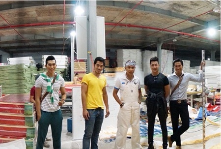 Dàn siêu mẫu thăm xưởng Nệm Kim Cương của Jimmii Nguyễn - 2 Dàn siêu mẫu thăm xưởng Nệm Kim Cương của Jimmii Nguyễn