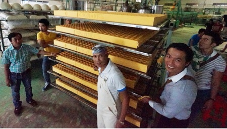 Dàn siêu mẫu thăm xưởng Nệm Kim Cương của Jimmii Nguyễn - 3 Dàn siêu mẫu thăm xưởng Nệm Kim Cương của Jimmii Nguyễn