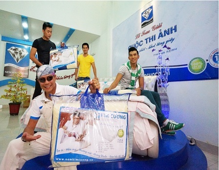 Dàn siêu mẫu thăm xưởng Nệm Kim Cương của Jimmii Nguyễn - 1 Dàn siêu mẫu thăm xưởng Nệm Kim Cương của Jimmii Nguyễn