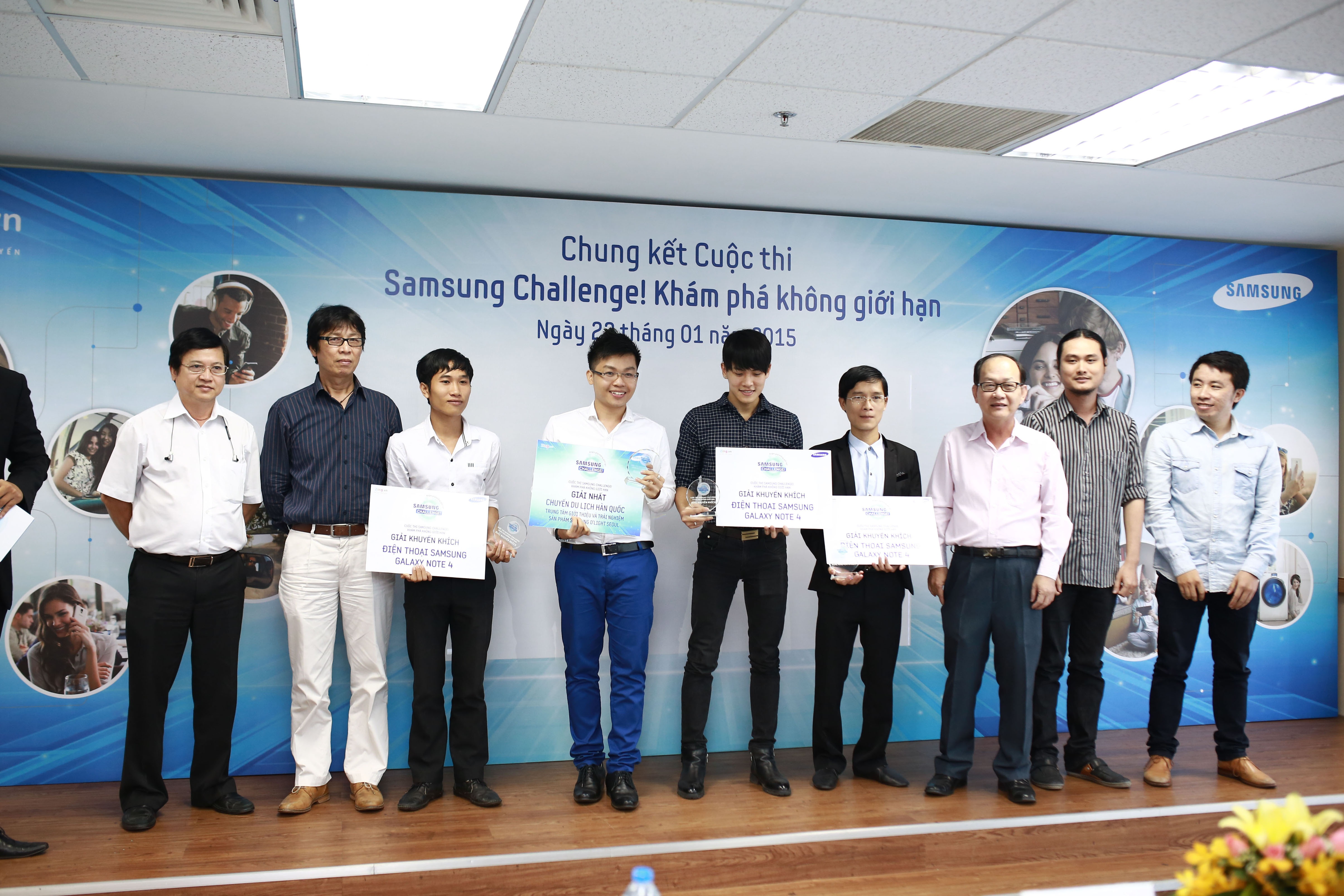 Ban Giám Khảo trao Kỷ niệm chương và Giải thưởng cho các Thí sinh Chung kết