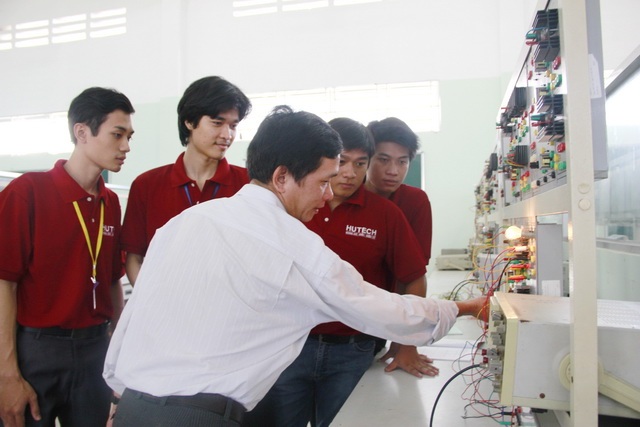 Công nghệ kỹ thuật ô tô: Ngành trọng điểm “hút” người tài - 3 Sinh viên HUTECH được chú trọng đào tạo “thực hành, thực tài”.