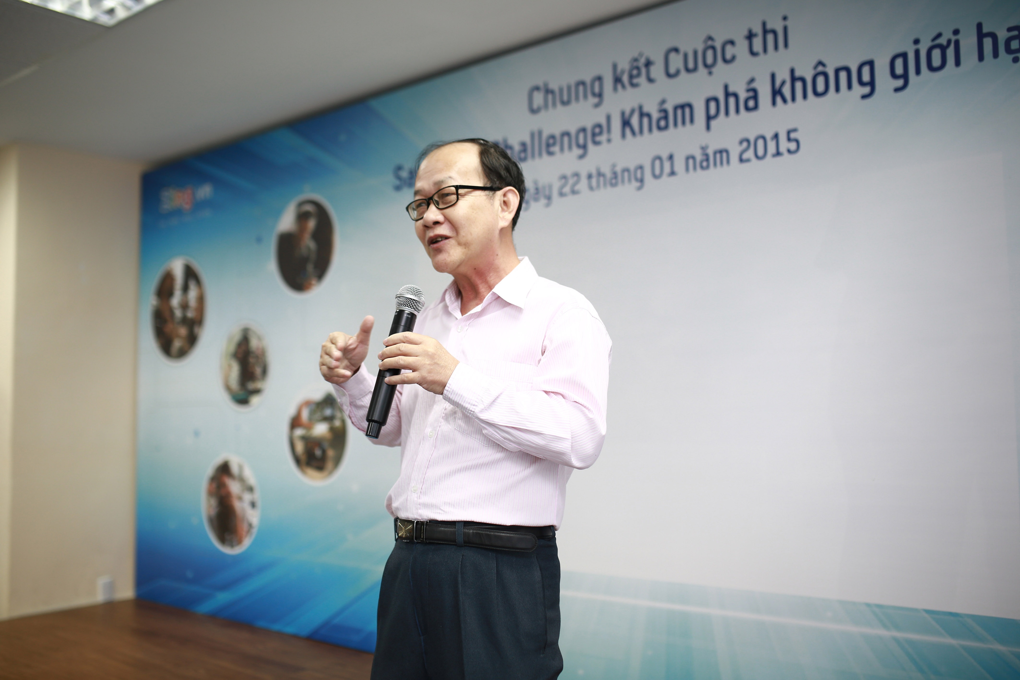 Ông Phạm Hồng Phước - thành viên Ban Giám Khảo nhận xét về chất lượng bài dự thi.