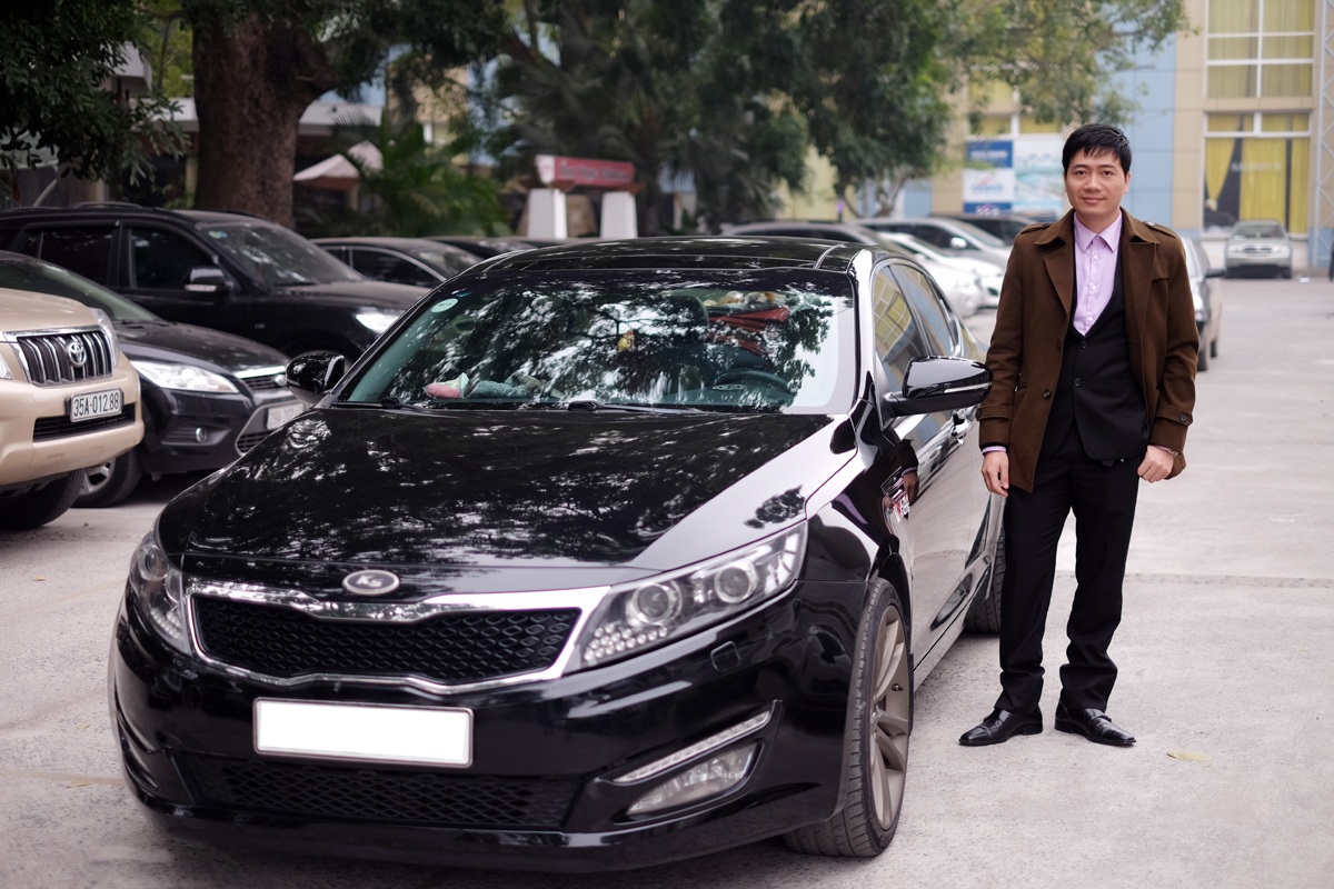 Anh Dũng bên chiếc Kia K5 của mình