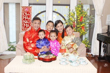 Tết là khoảng
thời gian mỗi gia đình xum vầy, đoàn tụ, đầm ấm bên mâm cơm.