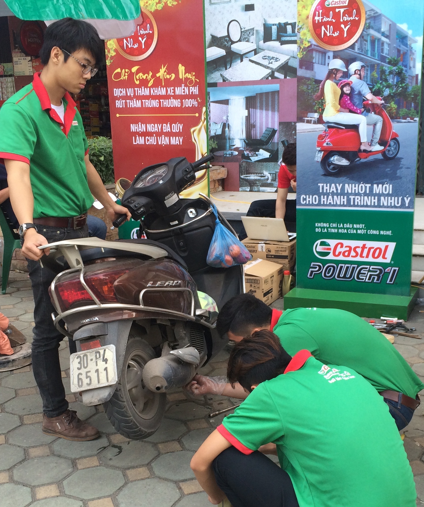 -
Khi đi bảo dưỡng cho xe, cần để ý đến việc siết chặt toàn bộ ốc
vít; tra dầu mỡ cho xích (sên).