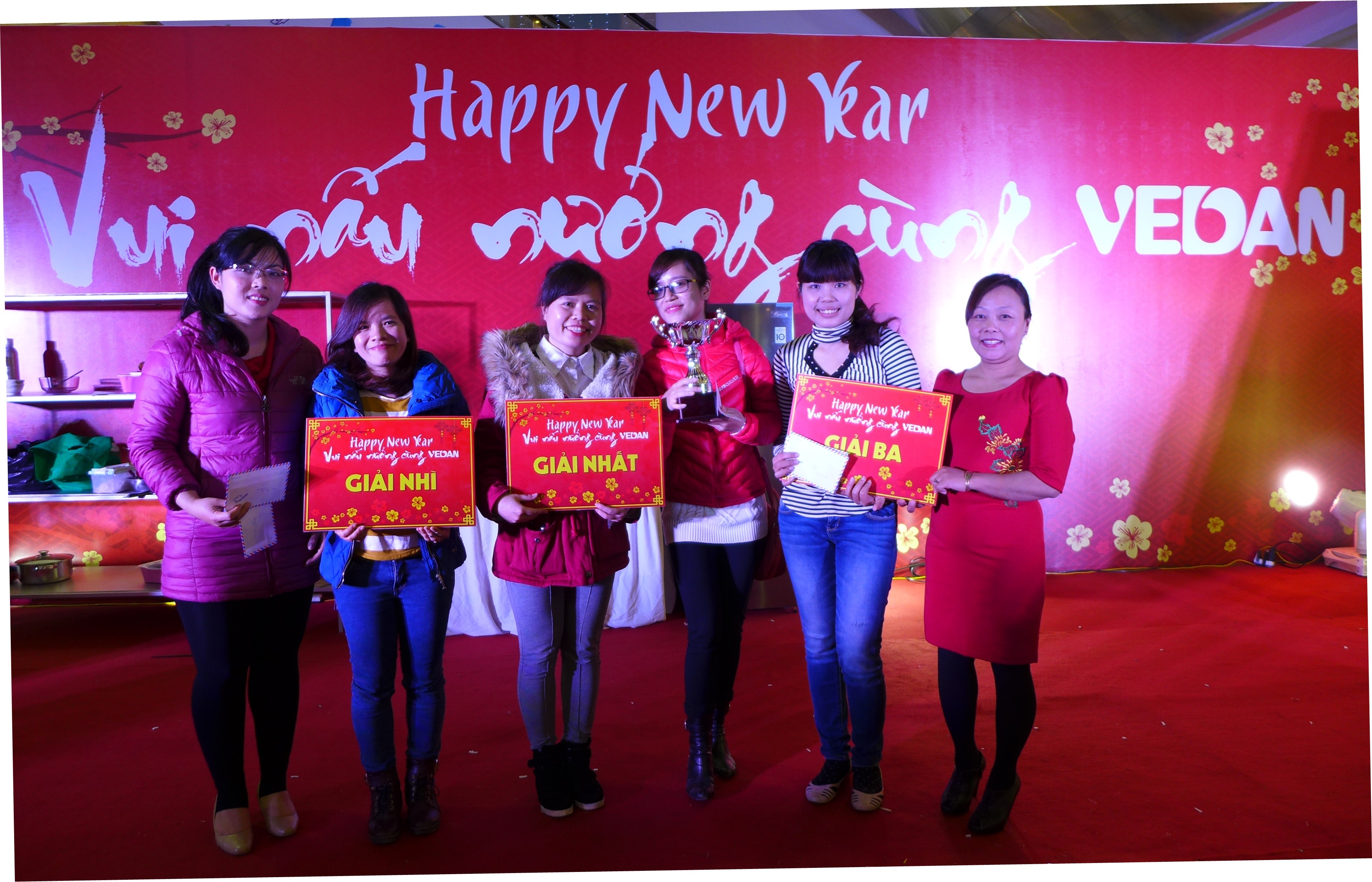 Thần tài nhảy Gangnam Style đại náo sự kiện Tết Vedan - 10 Những
người chiến thắng trong cuộc thi nấu ăn