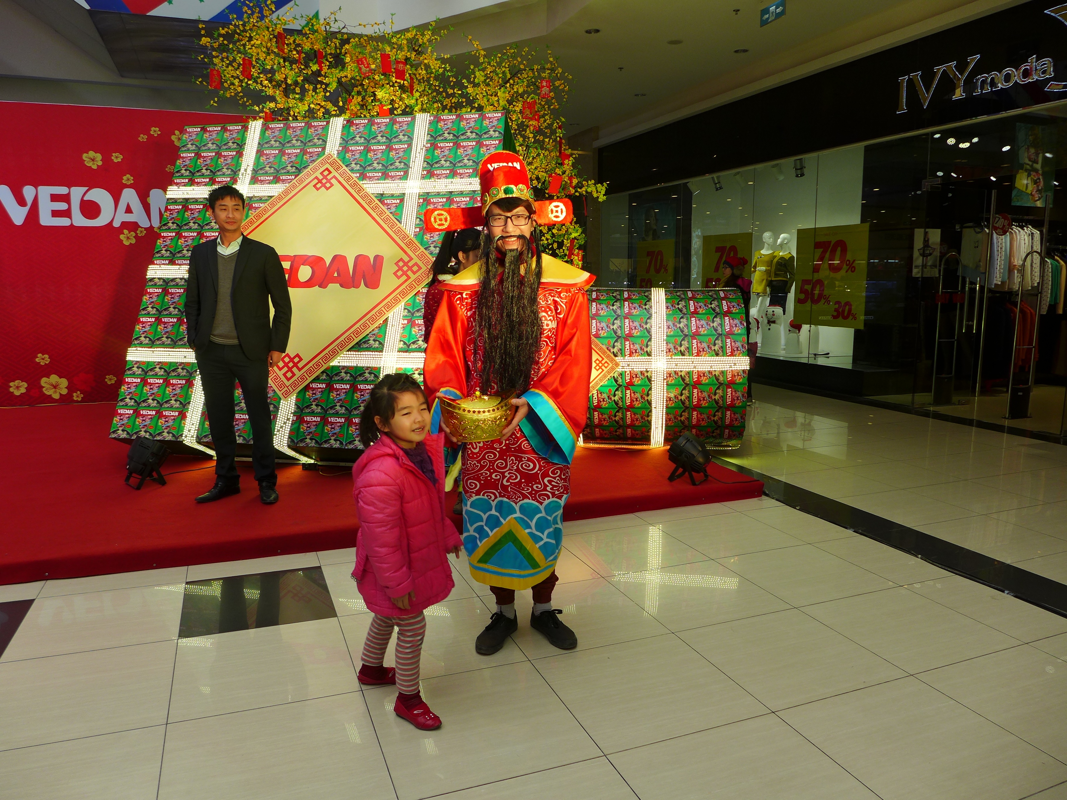 Những
người tham gia chụp ảnh cùng Thần Tài Vedan