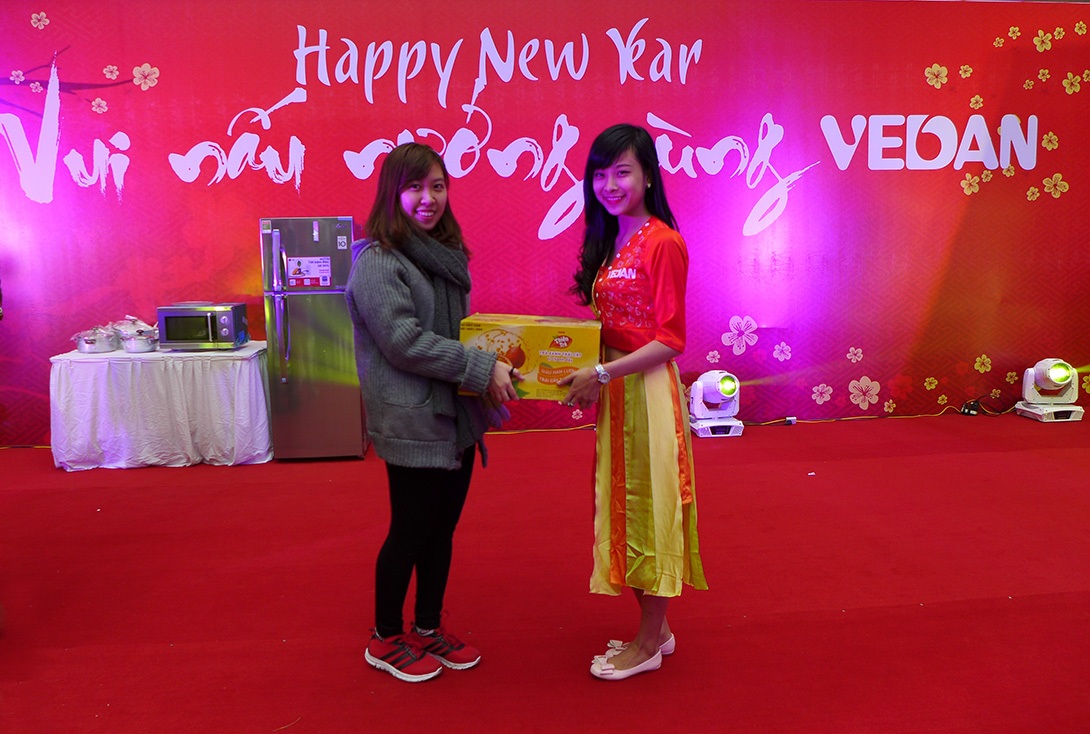 Những
người tham gia chụp ảnh cùng Thần Tài Vedan