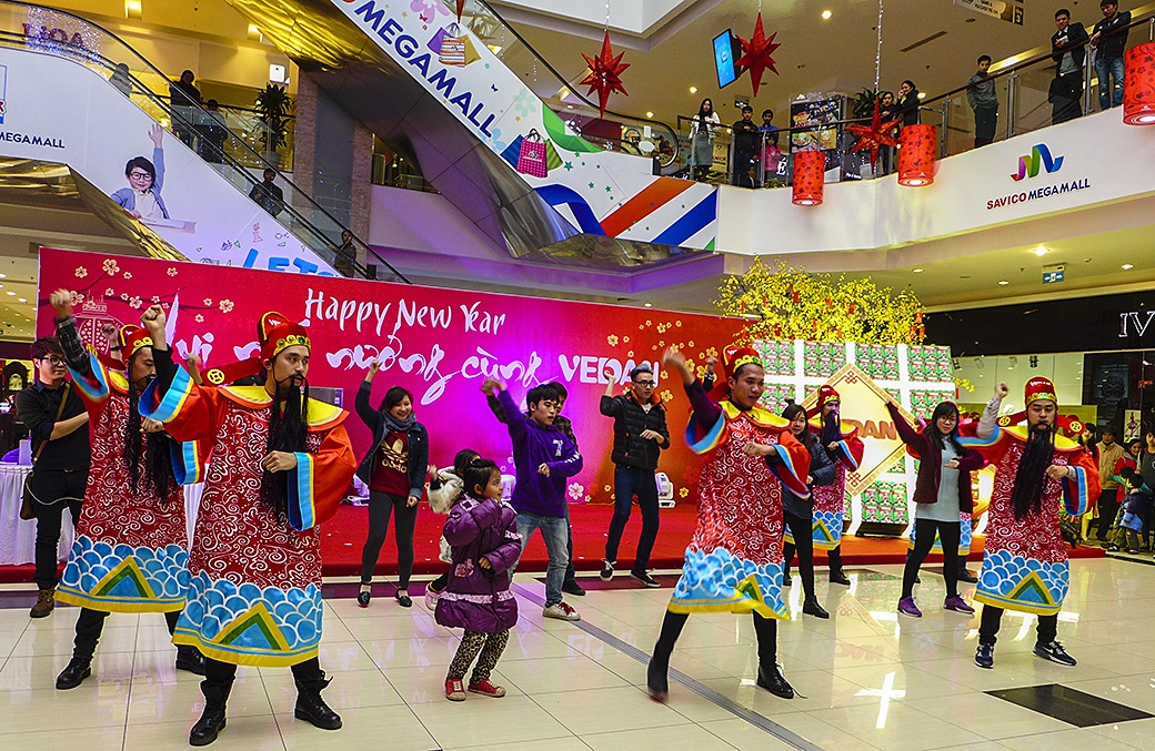 Thần tài nhảy Gangnam Style đại náo sự kiện Tết Vedan - 7 Tiết
mục ấn tượng - Thần Tài Vedan nhảy Flash mob