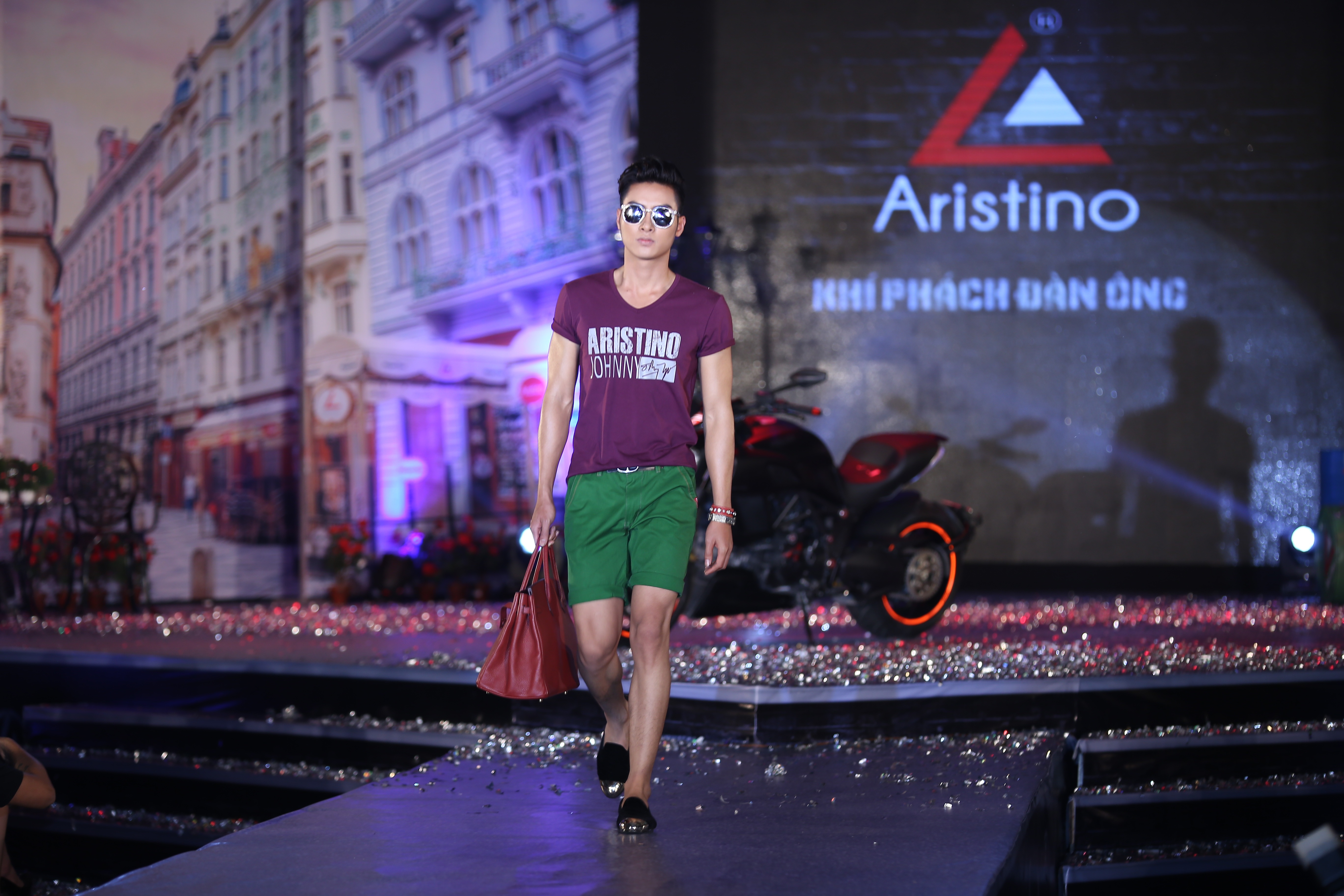 Johnny
Trí Nguyễn đẹp hút hồn trong trang phục của Aristino