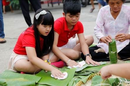 Trao con mùa Tết ý nghĩa - Không khó! - 1 “Hãy để con làm những phần việc phù hợp với sức
vóc và tư duy của bé”.