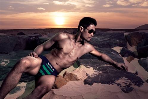 Johnny
Trí Nguyễn đẹp hút hồn trong trang phục của Aristino