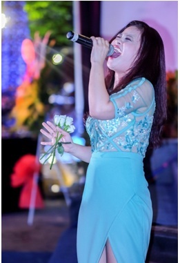 Thanh Vân Hugo xuất hiện cùng xe gắn pha lê Swarovski cực độc - 5 Ca sĩ Dương Hoàng Yến “phiêu”
trên sân khấu