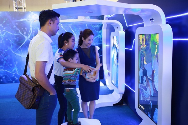 Cả gia
đình vui vẻ tham gia các trò chơi.