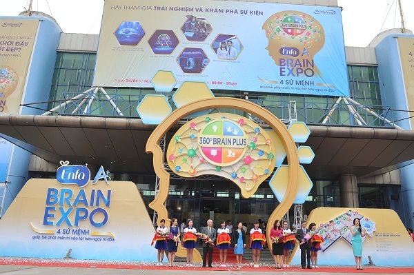 Bà mẹ 2
con xinh đẹp rất thu hút sự chú ý bên chồng và con trai.